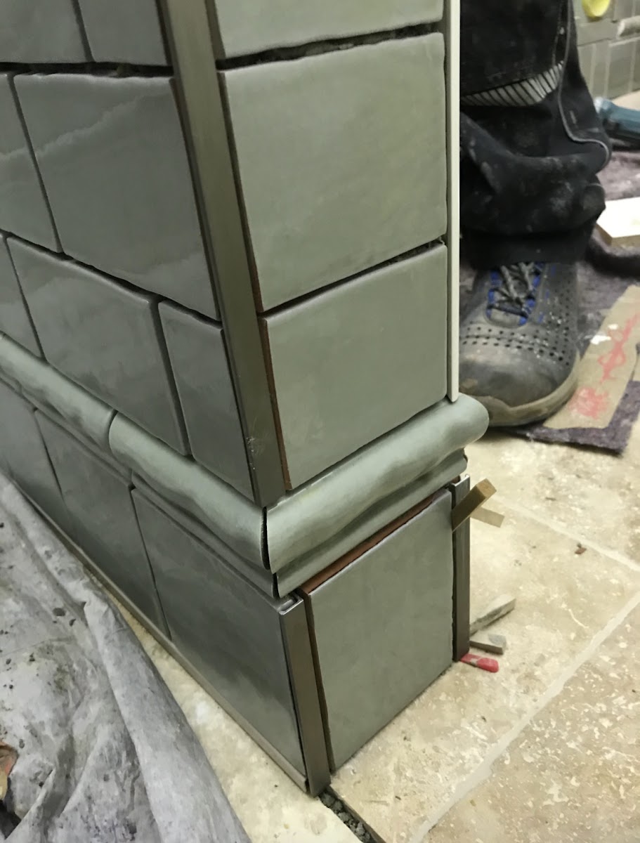 Detailaufnahme einer Fliesen-Sockelleiste
